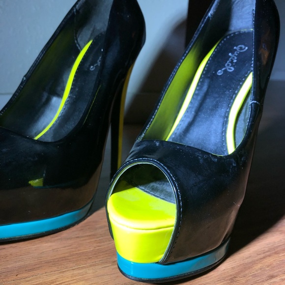 ✨BLUE AND YELLOW HEELS✨ - Picture 4 of 5